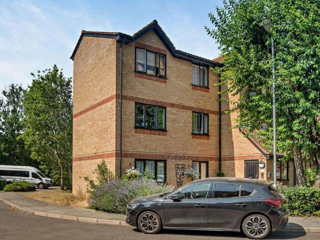 Flat for sale in Kingswood, North Watford