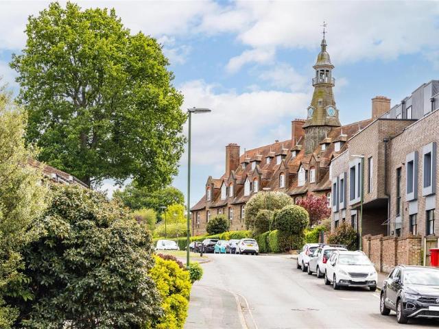Flat for sale in Perryfields, West Sussex