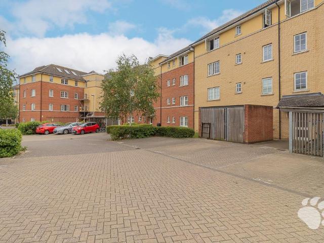 Flat for sale in Vange, Essex