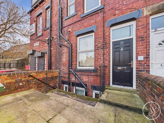 Flat for sale in Armley, West Yorkshire