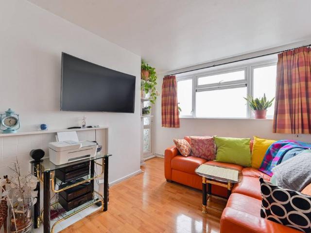 Flat for sale in Kennington, Greater London
