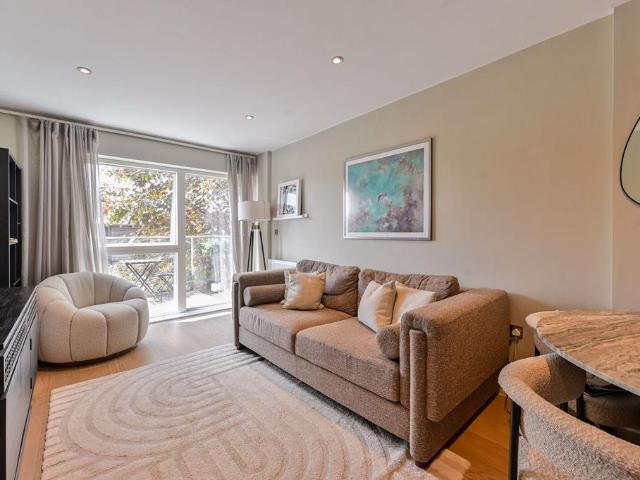Flat for sale in Stockwell, Greater London