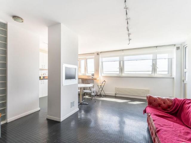 Flat for sale in Shepherd's Bush, Greater London