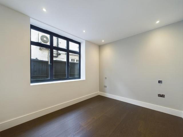 Flat for sale in Brondesbury, Greater London