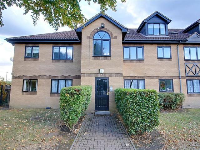 Flat for sale in Enfield Lock, Greater London