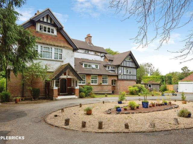 Flat for sale in Fole, Surrey