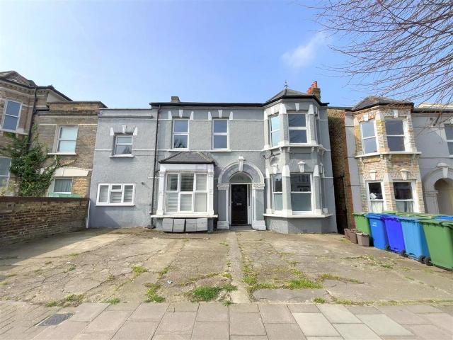 Flat for sale in East Dulwich, Greater London