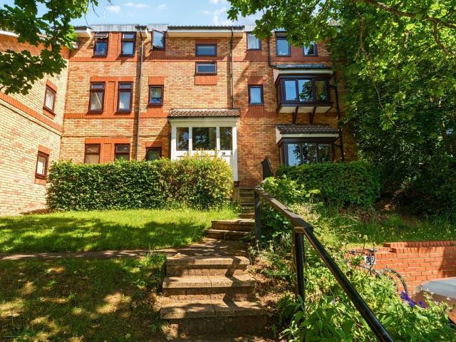 Flat for sale in Binscombe, Fole