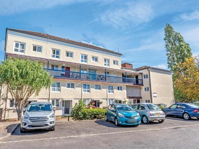 Flat for sale in London Borough of Hounslow, Greater London