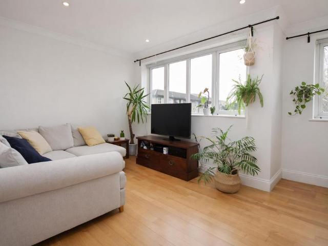 Flat for sale in Elstree and Borehamwood, Borehamwood