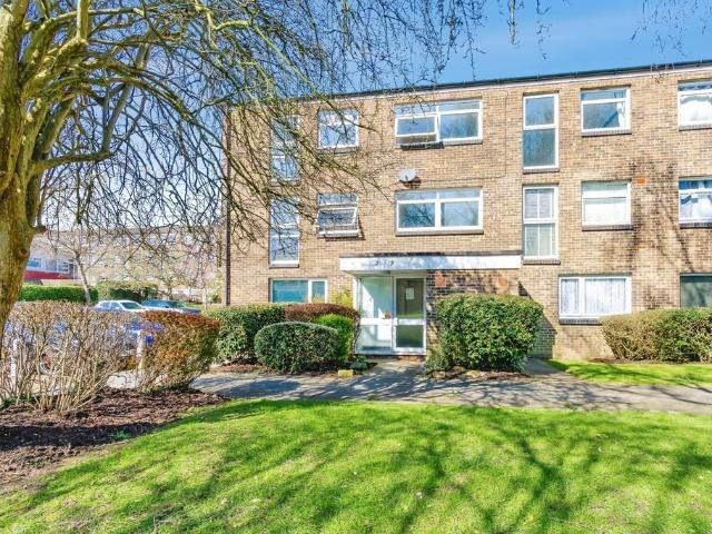 Flat for sale in London Borough of Croydon, Forestdale