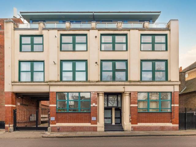 Flat for sale in Highbury, Greater London