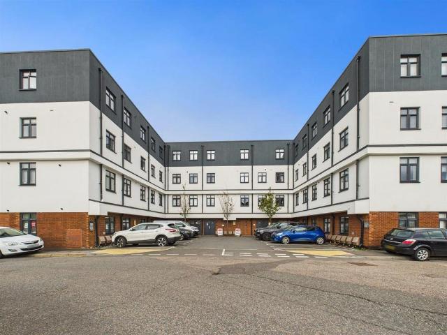 Flat for sale in Walton, Aylesbury