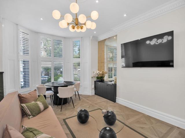 Flat for sale in North Kensington, Greater London