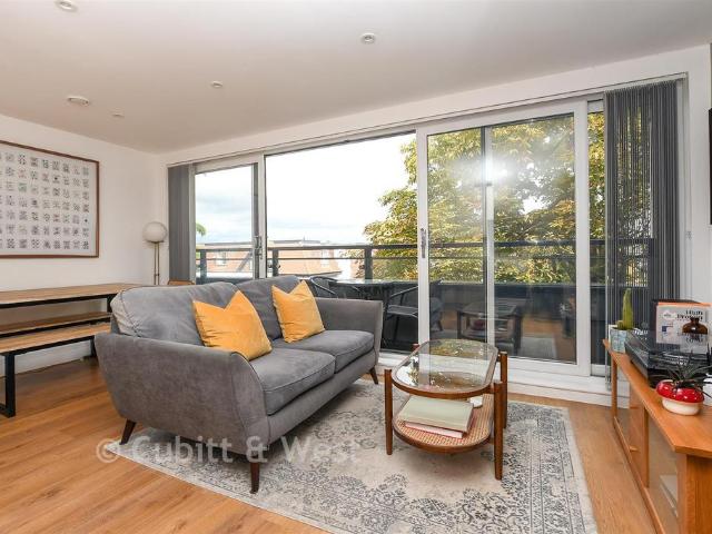 Flat for sale in Red Hill, Surrey