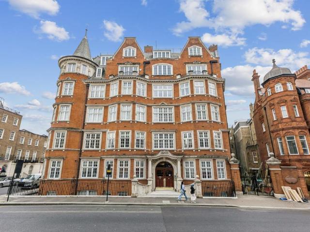 Flat for sale in Belgravia, Greater London