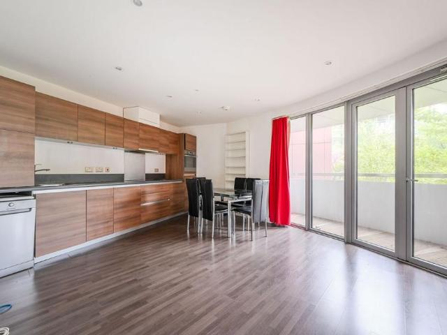 Flat for sale in Canning Town, Greater London