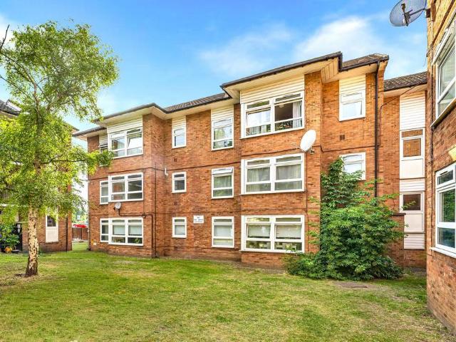 Flat for sale in Colney Hatch, Greater London