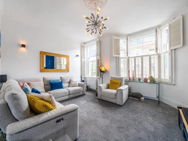 Flat for sale in Kilburn, Greater London