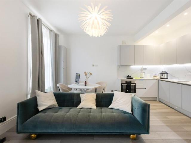 Flat for sale in Bayswater, Greater London