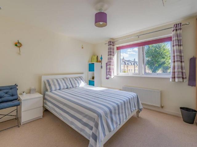 Flat for sale in Mile End, Greater London