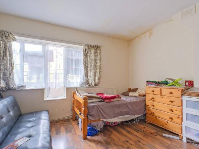 Flat for sale in Ratcliffe, Stepney
