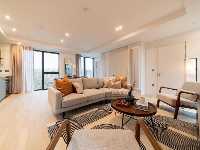 Flat for sale in London Borough of Hounslow, Greater London