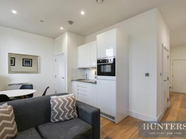 Flat for sale in London Borough of Hounslow, Greater London