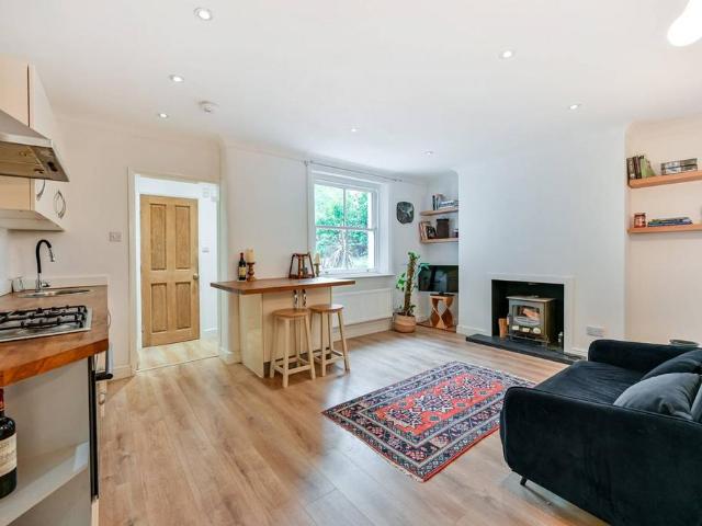 Flat for sale in London Borough of Hounslow, Strand