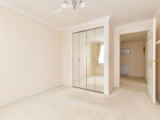 Flat for sale in Arundel, Clapham