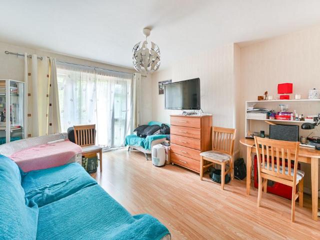 Flat for sale in Tulse Hill, Greater London
