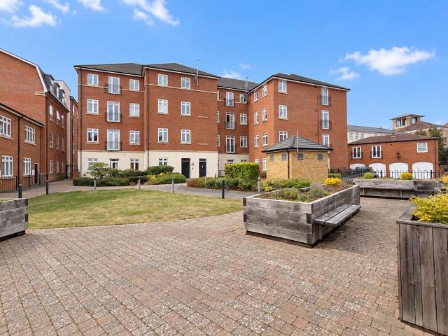 Flat for sale in Dickens Heath, West Midlands