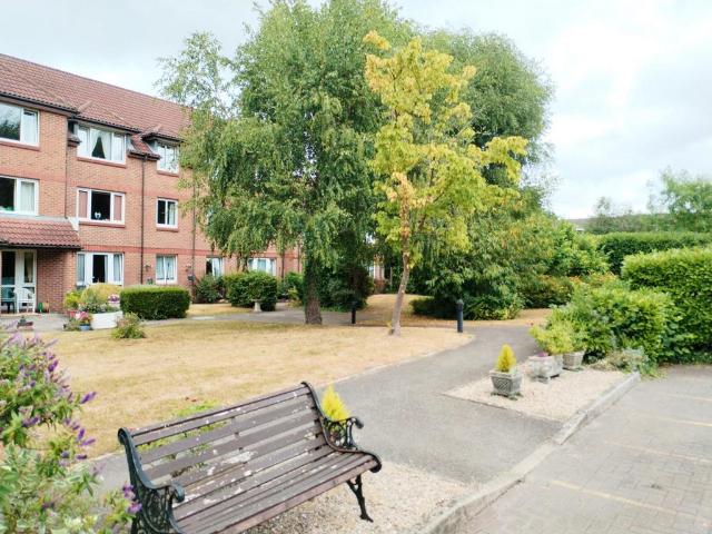 Flat for sale in Easthampstead, Bracknell