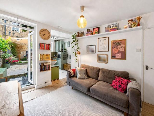 Flat for sale in Streatham Hill, Greater London