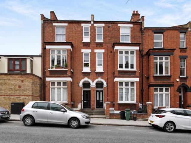 Flat for sale in Kilburn, Greater London