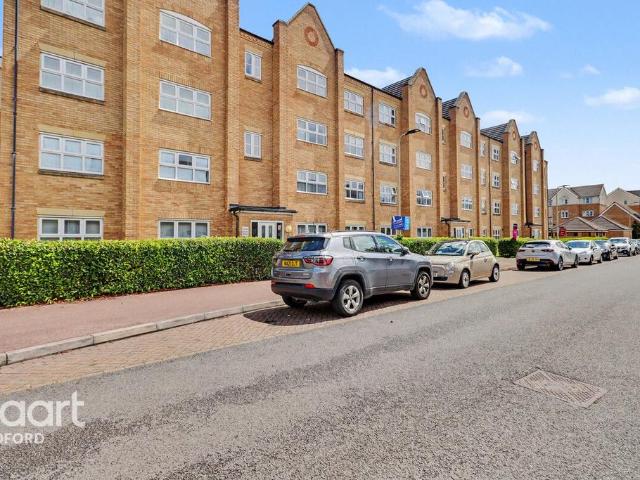 Flat for sale in Queens Park, Bedford