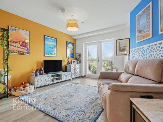 Flat for sale in Allington, Midway