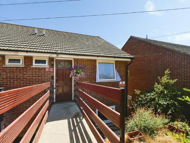 Flat for sale in Mount Pleasant, Iford