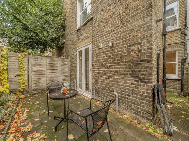 Flat for sale in Hurlingham, Greater London