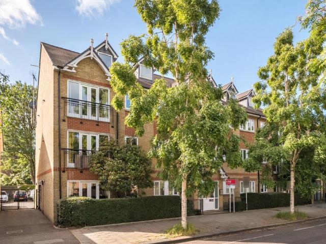 Flat for sale in Stockwell, Greater London