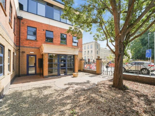Flat for sale in Gloucester, Gloucestershire