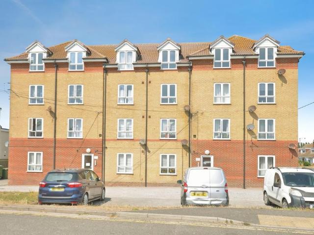 Flat for sale in Folkestone, Kent