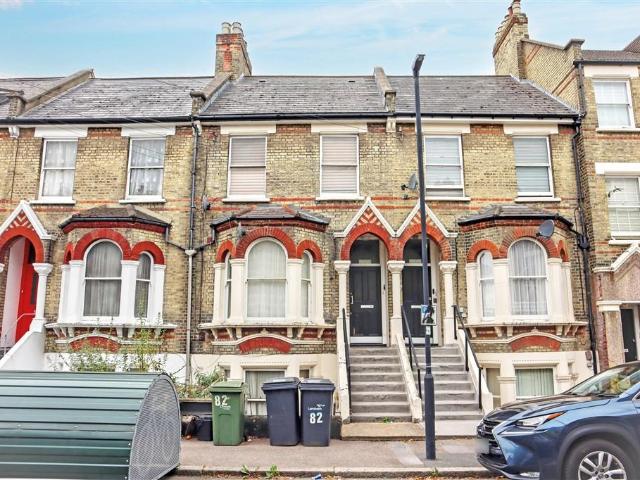 Flat for sale in London Borough of Lambeth, Greater London