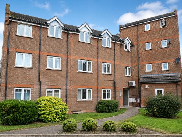 Flat for sale in Spring Park, Luton