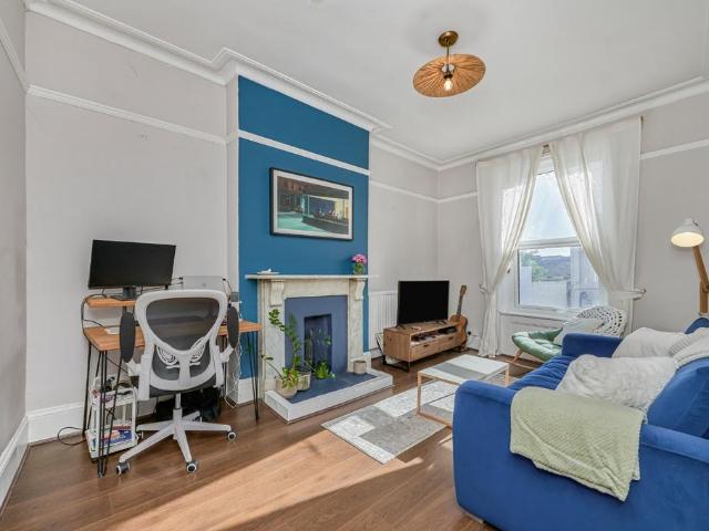 Flat for sale in Blenheim Gardens Estate, Greater London