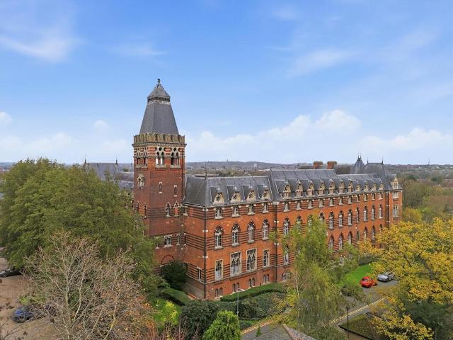 Flat for sale in Snaresbrook, Greater London