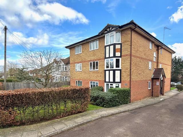 Flat for sale in North Watford, Hertfordshire
