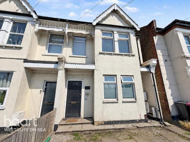 Flat for sale in Alton Barnes, Essex