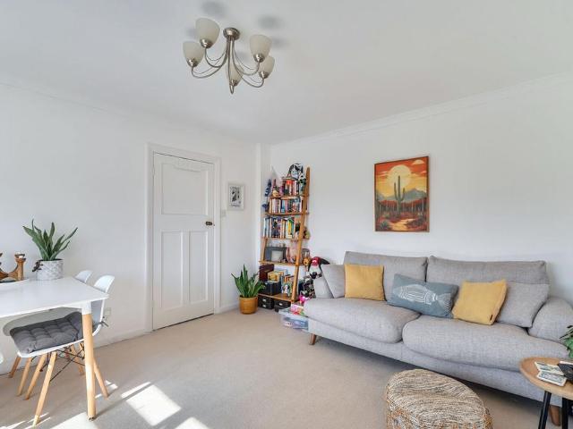 Flat for sale in Strawberry Hill, Greater London