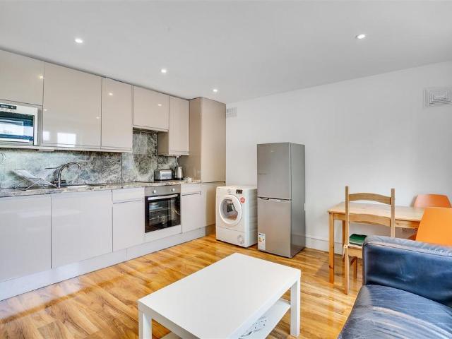Flat for sale in London Borough of Hounslow, Greater London